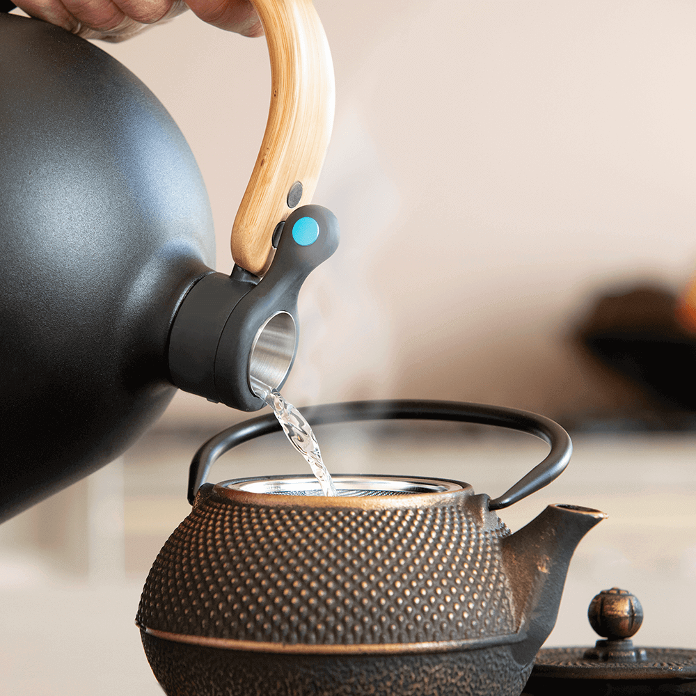 Le Lapin stijlvolle waterkoker in gebruik – snel gekookt water wordt geschonken in een theepot